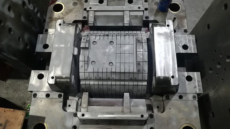 高精度吹塑模具：揭秘其制造工艺与关键因素