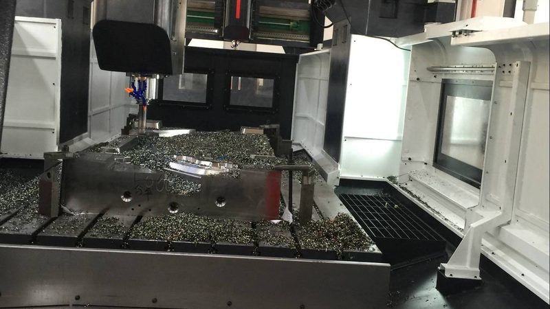 压铸模具和注塑模具的精度受到多种因素的影响，以下列举几个关键因素：